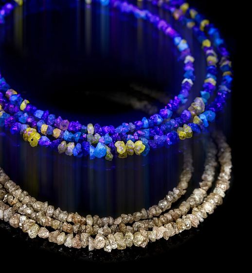 Rough diamonds - necklace in UV and normal light B - composite